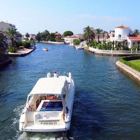 Holiday Home Requesens Canal Empuriabrava Esterno foto